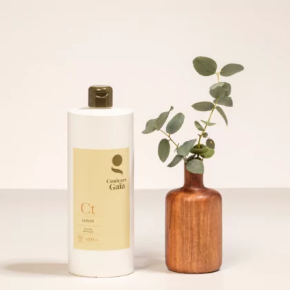 Coton, le baume démêlant après-shampoing certifié bio de 950ml est fermé dans une ambiance naturelle et végétale