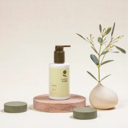 Baume Coton démêlant après-shampoing certifié bio Couleurs Gaïa 200 ml posé sur socle en bois, ambiance naturelle et végétale