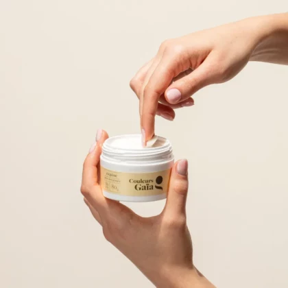 Pot Esquisse Pâte sculptante certifiée bio certifié bio 80g, tenu par une main, l'autre main montre la texture du produit avec ses doigts.