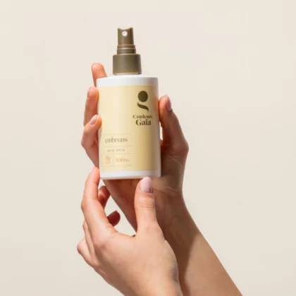 Embruns, le spray salin certifié bio de 200ml est fermé, tenu par deux mains pour le présenter