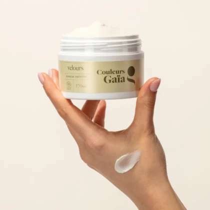 Masque velours nutritif certifié bio Couleurs Gaïa 170 ml tenu en main avec texture crème