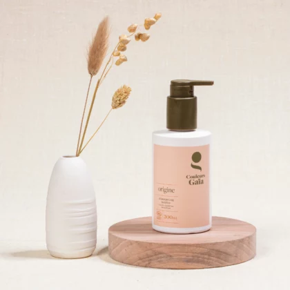 Shampoing Origine PH neutre certifié bio pour cuirs chevelus sensibles 200ml pot fermé posé sur socle en bois, ambiance naturelle