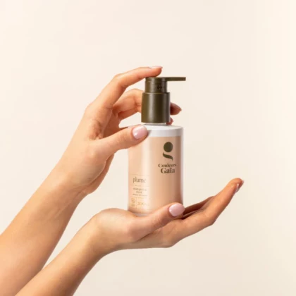 Shampoing Plume doux certifié bio pour cheveux normaux ou colorés en végétal 200ml pot tenu dans les mains