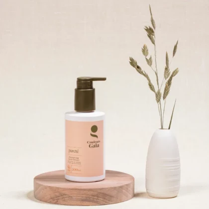 Shampoing Pureté équilibrant certifié bio 200ml pot fermé sur socle en bois ambiance naturelle