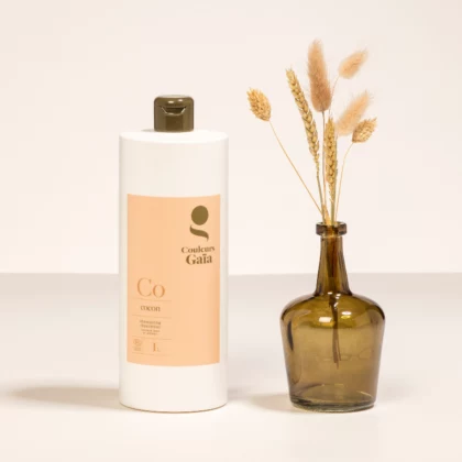 Shampoing Cocon réparateur certifié bio pour cheveux secs et abîmés. Pot fermé ambiance naturelle 1L