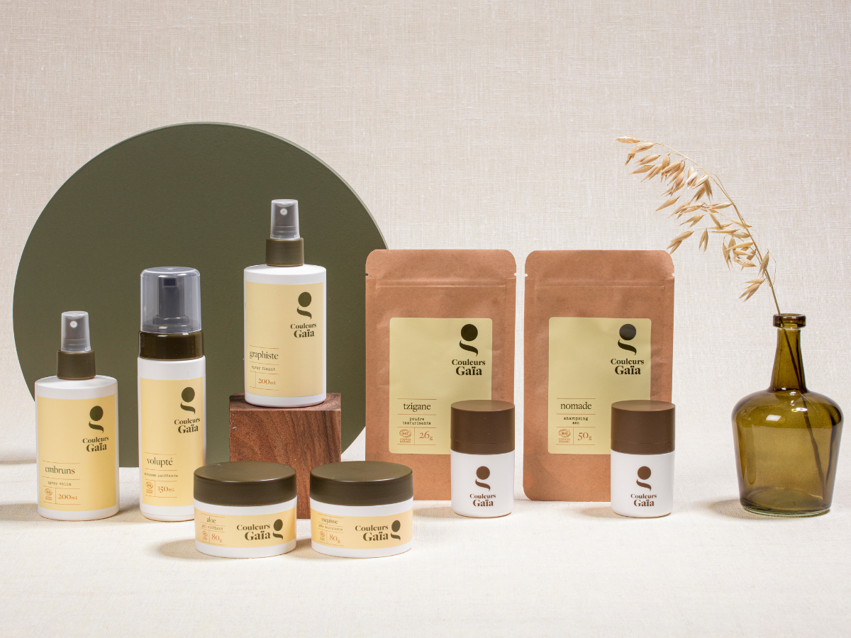 7 produits coiffants et 2 accessoires pour shampoing sec et poudre texturisante dans une ambiance naturelle