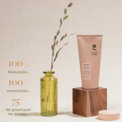 Éco-recharge shampoing Pureté dans une ambiance naturelle avec description sur le visuels chiffrée.