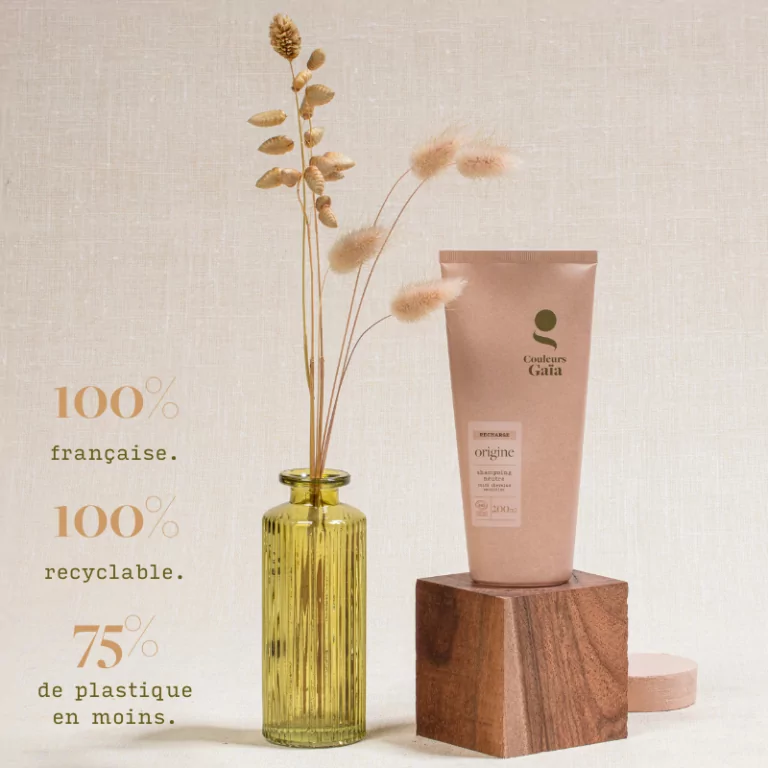 Éco-recharge shampoing Origine dans une ambiance naturelle avec description sur le visuels chiffrée.