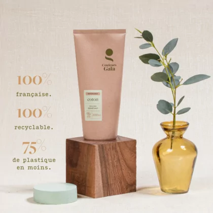 Éco-recharge shampoing Coton dans une ambiance naturelle avec description sur le visuels chiffrée.
