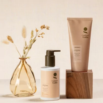 Shampoing et son éco-recharge shampoing Origine dans une ambiance naturelle