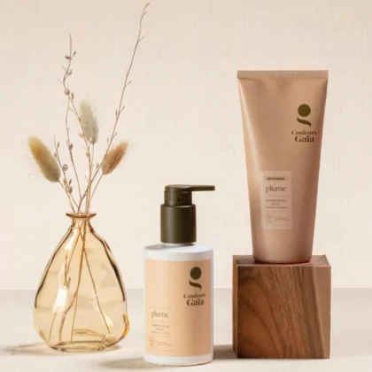 Shampoing et son éco-recharge shampoing Plume dans une ambiance naturelle