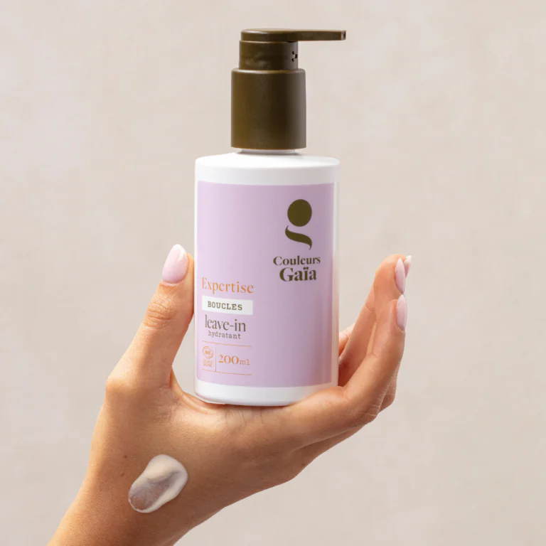 Leave-in bouclant certifié bio Cosmos Organic et fabriqué en France Couleurs Gaïa tenu dans une main qui présente le produit.