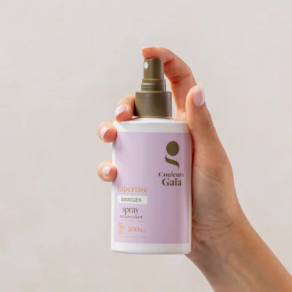 Image du spray dynamisant certifié bio Cosmos Organic et fabriquée en France Couleurs Gaïa tenu par une main en train d'actionner la pompe spray.
